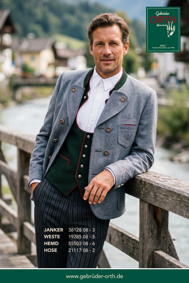 Herren-Lederhose mit Weste und grauer Jacke in alpiner Landschaft, gebrüder-orth.de.