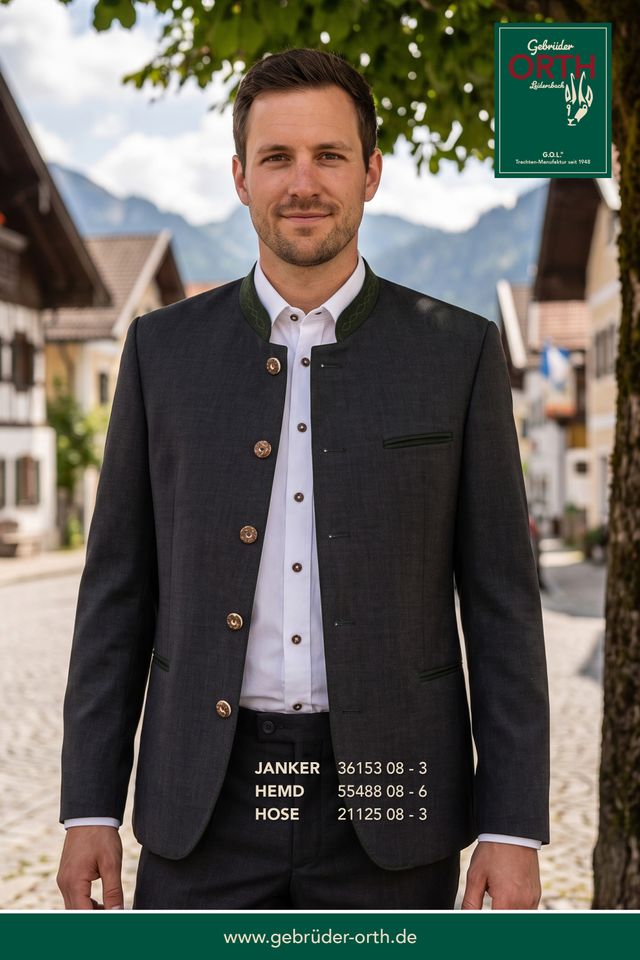 Herr in traditioneller Lederhose mit Weste und Hemd vor alpiner Kulisse, Maßangaben für Bekleidung.